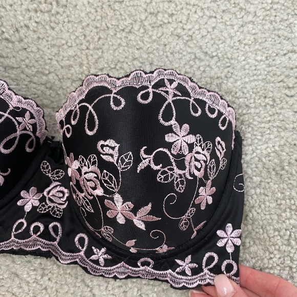 NWOT 🎉 Embroidered Floral Strapless Bra - Picture 2 of 7